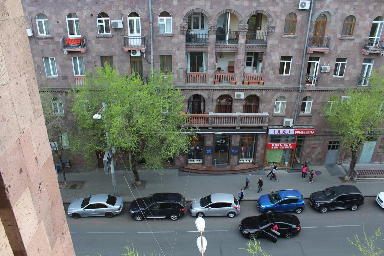 Super Location - Shared Bathroom And Kitchen Yerevan Exterior photo